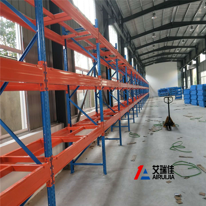 带工字跨梁的重型货架  