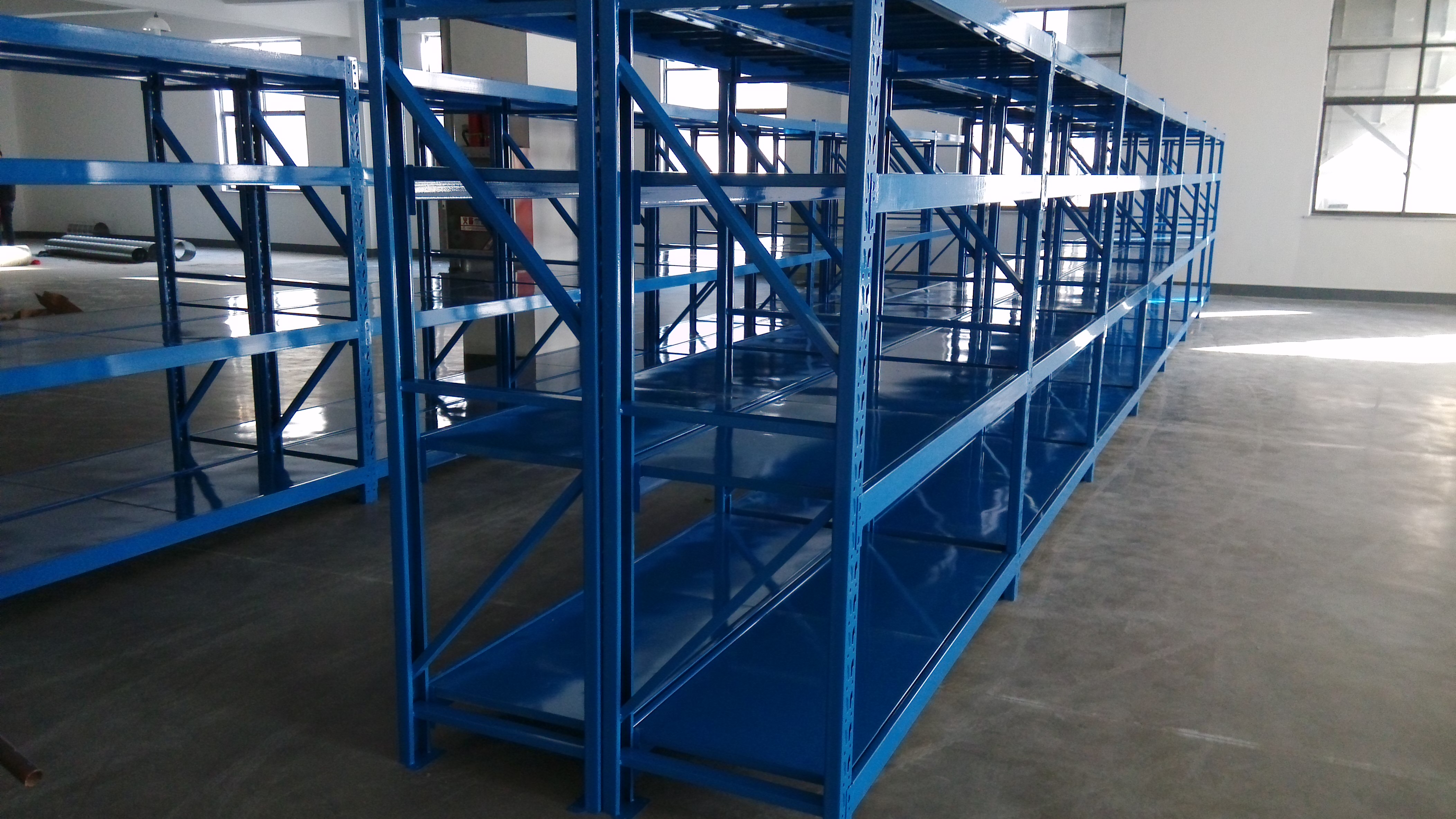 承重500kg/层的中型层板货架  